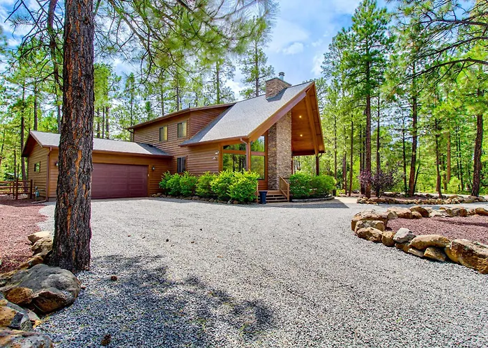 Holiday home Wraparound Deck + Large Yard: Pinetop Home! *