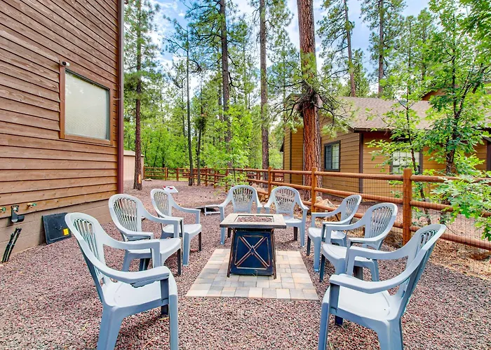 Holiday home Wraparound Deck + Large Yard: Pinetop Home! Indian Pine