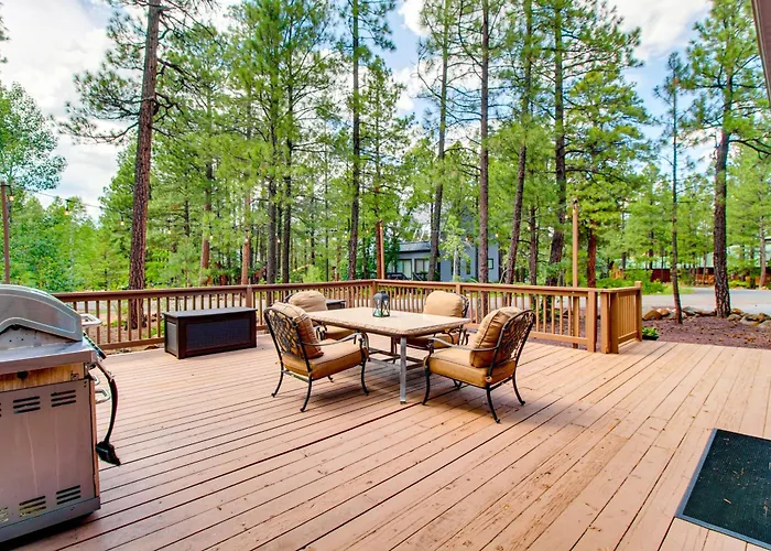 Wraparound Deck + Large Yard: Pinetop Home! Holiday home