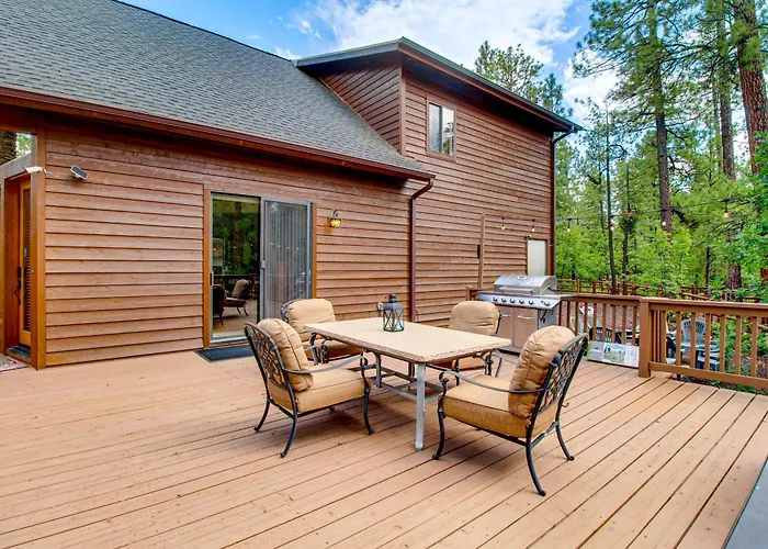 Holiday home Wraparound Deck + Large Yard: Pinetop Home! Indian Pine