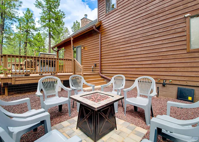 Wraparound Deck + Large Yard: Pinetop Home! Holiday home