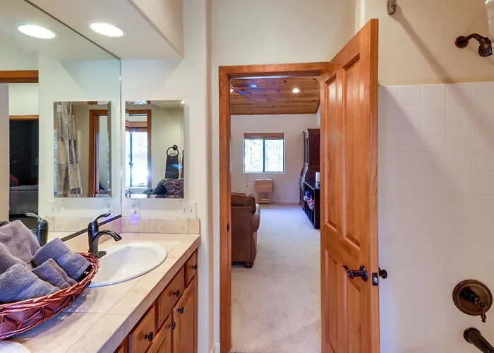 Holiday home Wraparound Deck + Large Yard: Pinetop Home!