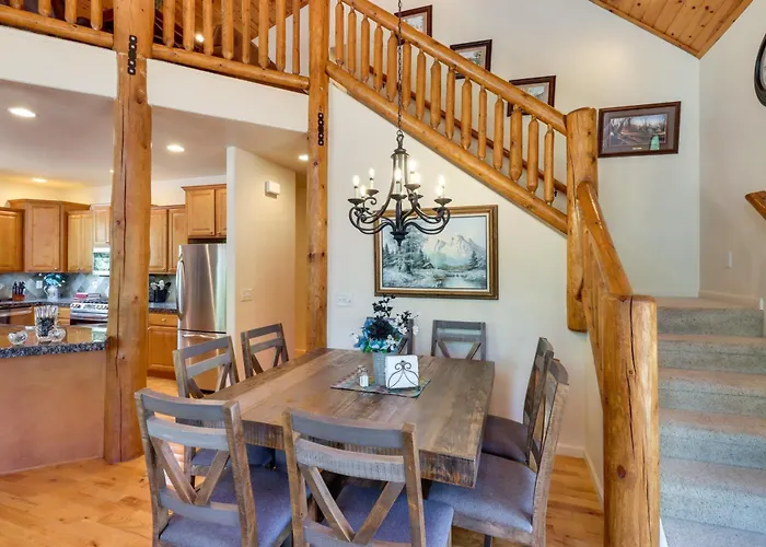 Holiday home Wraparound Deck + Large Yard: Pinetop Home!